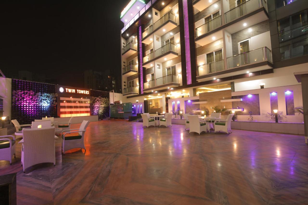 Bed and Breakfast Twin Towers à Greater Noida Extérieur photo